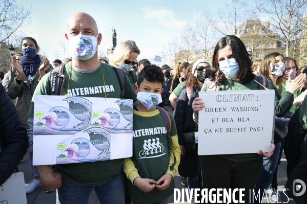 Enfants sur la Marche pour le climat 2021, à Paris. Walk for the climate.