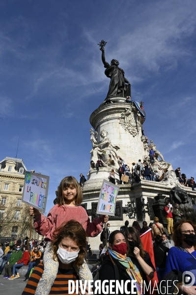 Enfants sur la Marche pour le climat 2021, à Paris. Walk for the climate.