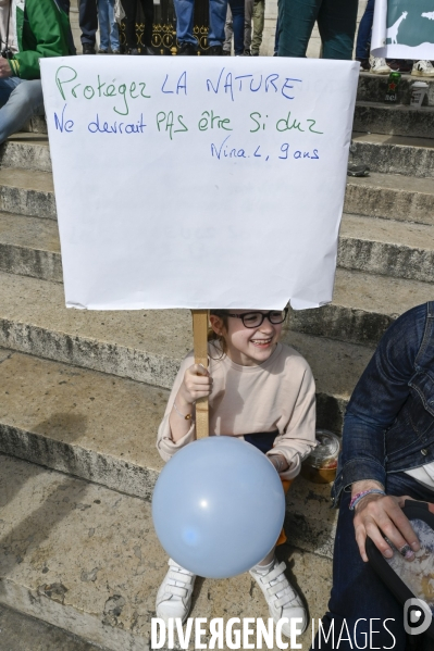 Enfants sur la Marche pour le climat 2021, à Paris. Walk for the climate.