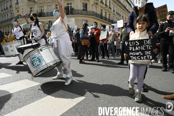 Enfants sur la Marche pour le climat 2021, à Paris. Walk for the climate.