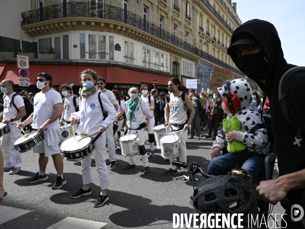 Enfants sur la Marche pour le climat 2021, à Paris. Walk for the climate.