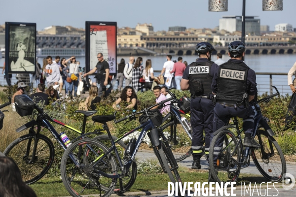 Policiers qui contrôlent les groupes de plus de 6 personnes.