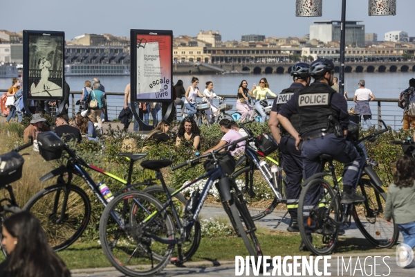 Policiers qui contrôlent les groupes de plus de 6 personnes.