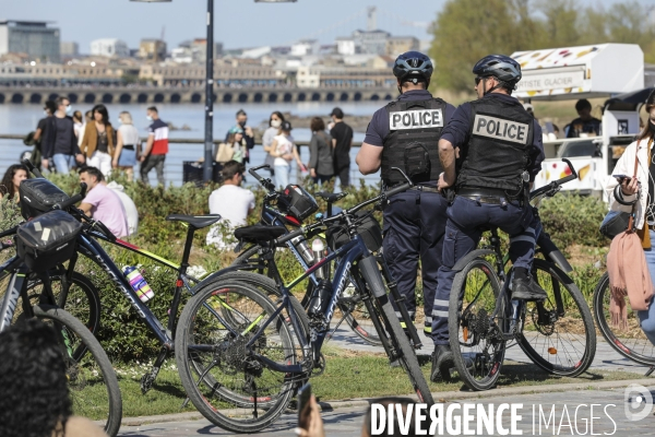 Policiers qui contrôlent les groupes de plus de 6 personnes.