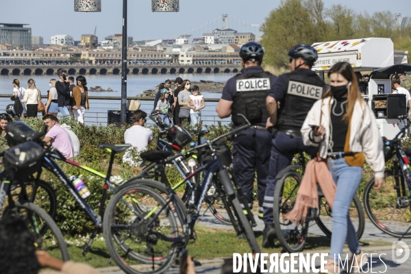 Policiers qui contrôlent les groupes de plus de 6 personnes.