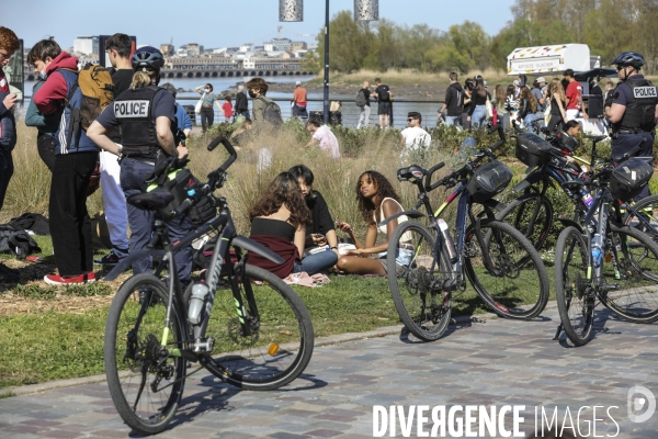 Policiers qui contrôlent les groupes de plus de 6 personnes.