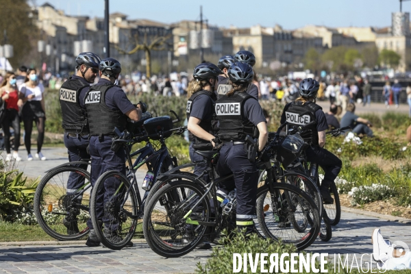 Policiers qui contrôlent les groupes de plus de 6 personnes.