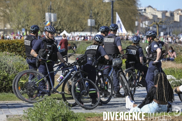 Policiers qui contrôlent les groupes de plus de 6 personnes.