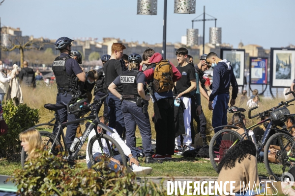 Policiers qui contrôlent les groupes de plus de 6 personnes.