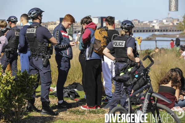 Policiers qui contrôlent les groupes de plus de 6 personnes.