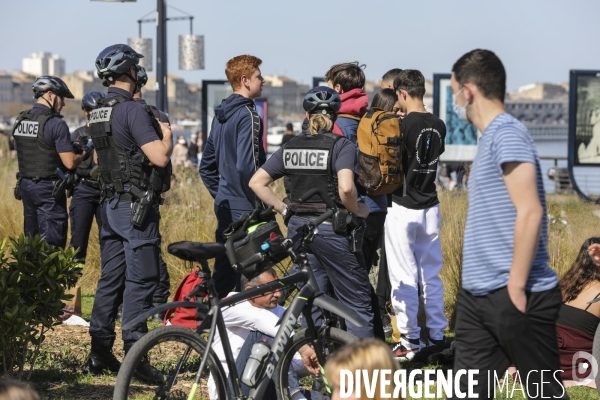 Policiers qui contrôlent les groupes de plus de 6 personnes.