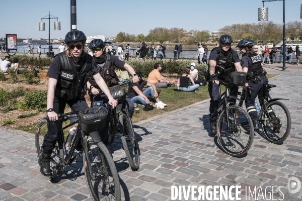 Policiers qui contrôlent les groupes de plus de 6 personnes.