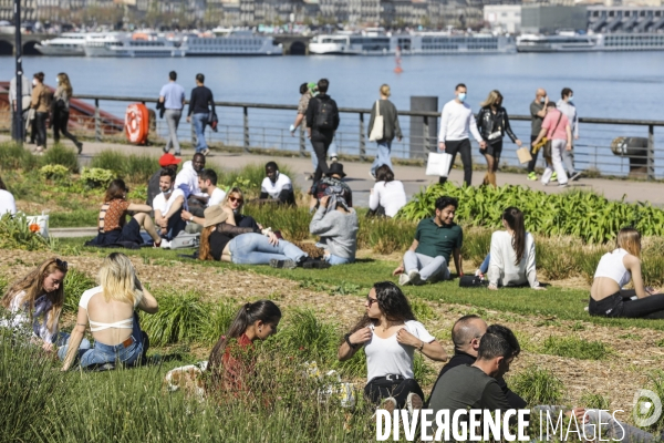 Un dimanche de détente le long de la Garonne à Bordeaux