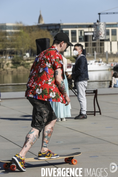 Skateurs un dimanche à Bordeaux sur le  Miroir d Eau .