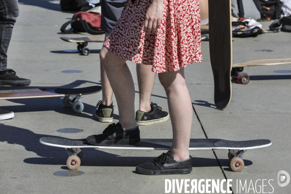 Skateurs un dimanche à Bordeaux sur le  Miroir d Eau .