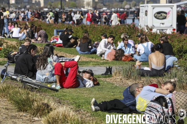 Un dimanche de détente le long de la Garonne à Bordeaux