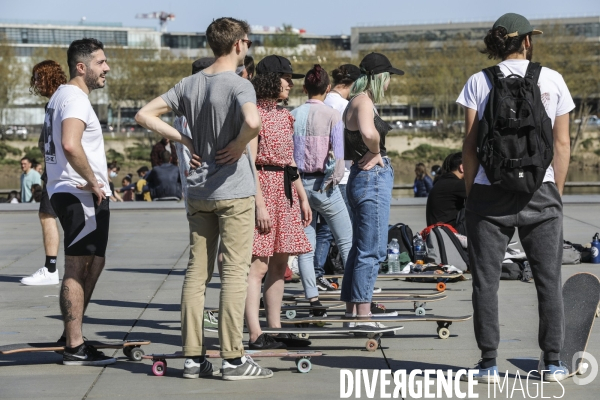 Skateurs un dimanche à Bordeaux sur le  Miroir d Eau .