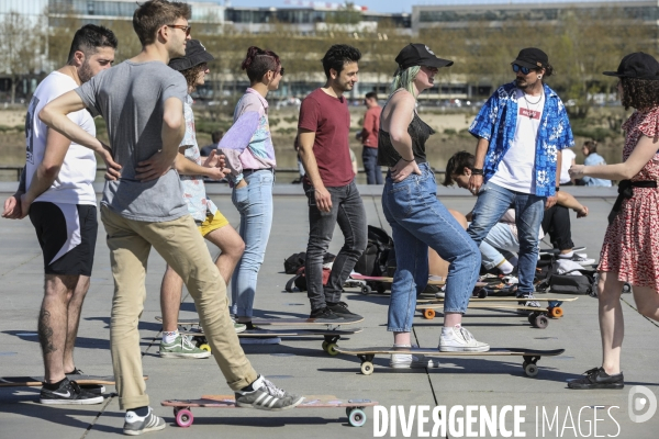 Skateurs un dimanche à Bordeaux sur le  Miroir d Eau .