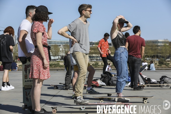 Skateurs un dimanche à Bordeaux sur le  Miroir d Eau .