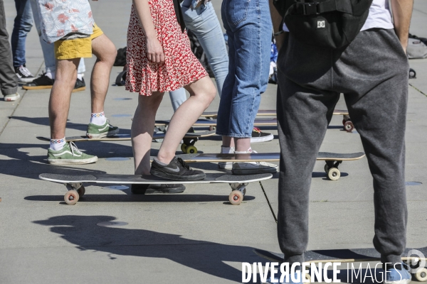 Skateurs un dimanche à Bordeaux sur le  Miroir d Eau .