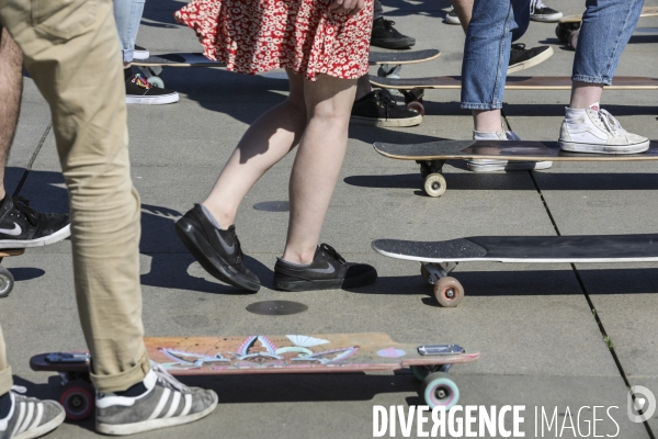 Skateurs un dimanche à Bordeaux sur le  Miroir d Eau .