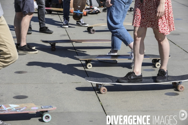 Skateurs un dimanche à Bordeaux sur le  Miroir d Eau .