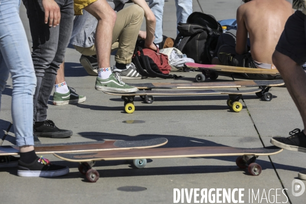 Skateurs un dimanche à Bordeaux sur le  Miroir d Eau .