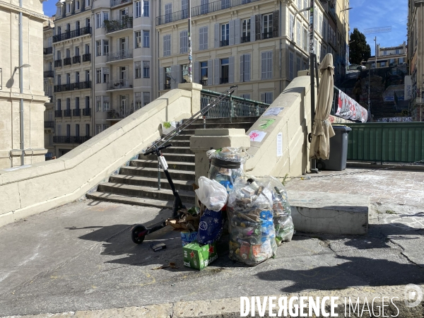 Rue d Aubagne après le passage du Carnaval de Marseille