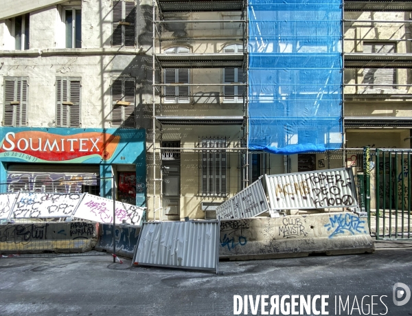 Rue d Aubagne après le passage du Carnaval de Marseille