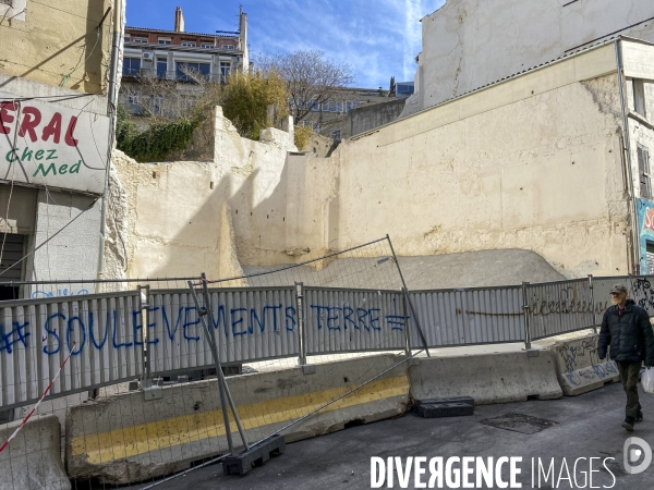 Rue d Aubagne après le passage du Carnaval de Marseille