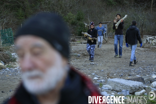 Chantier solidaire dans la vallée de la Roya. Une fois par semaine ,Emmaus Roya organise un chantier solidaire avec des compagnons et des benevoles pour reconstruire la vallée de la Roya dévastée par les inondations dues à la tempête Alex du 2/10/20