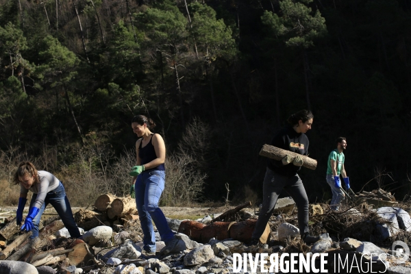 Chantier solidaire dans la vallée de la Roya. Une fois par semaine ,Emmaus Roya organise un chantier solidaire avec des compagnons et des benevoles pour reconstruire la vallée de la Roya dévastée par les inondations dues à la tempête Alex du 2/10/20