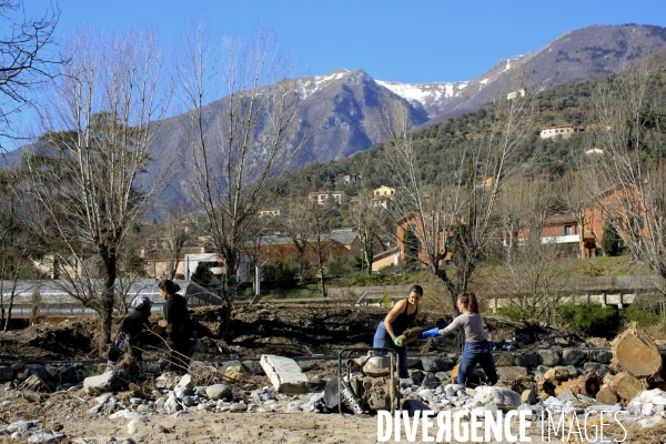 Chantier solidaire dans la vallée de la Roya. Une fois par semaine ,Emmaus Roya organise un chantier solidaire avec des compagnons et des benevoles pour reconstruire la vallée de la Roya dévastée par les inondations dues à la tempête Alex du 2/10/20