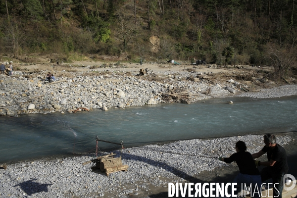 Chantier solidaire dans la vallée de la Roya. Une fois par semaine ,Emmaus Roya organise un chantier solidaire avec des compagnons et des benevoles pour reconstruire la vallée de la Roya dévastée par les inondations dues à la tempête Alex du 2/10/20