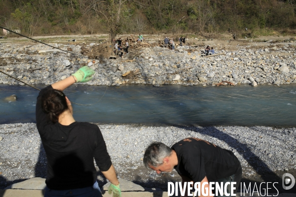 Chantier solidaire dans la vallée de la Roya. Une fois par semaine ,Emmaus Roya organise un chantier solidaire avec des compagnons et des benevoles pour reconstruire la vallée de la Roya dévastée par les inondations dues à la tempête Alex du 2/10/20