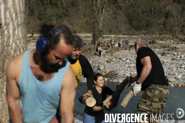 Chantier solidaire dans la vallée de la Roya. Une fois par semaine ,Emmaus Roya organise un chantier solidaire avec des compagnons et des benevoles pour reconstruire la vallée de la Roya dévastée par les inondations dues à la tempête Alex du 2/10/20