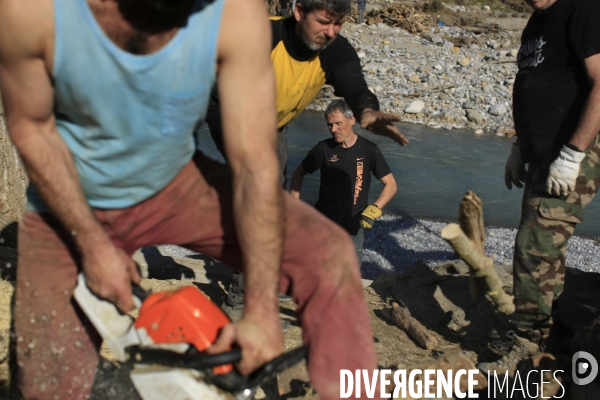 Chantier solidaire dans la vallée de la Roya. Une fois par semaine ,Emmaus Roya organise un chantier solidaire avec des compagnons et des benevoles pour reconstruire la vallée de la Roya dévastée par les inondations dues à la tempête Alex du 2/10/20