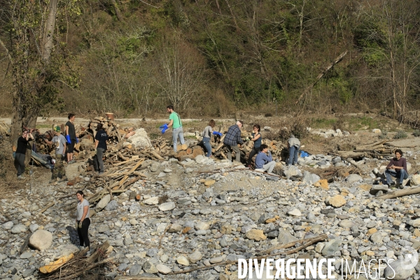 Chantier solidaire dans la vallée de la Roya. Une fois par semaine ,Emmaus Roya organise un chantier solidaire avec des compagnons et des benevoles pour reconstruire la vallée de la Roya dévastée par les inondations dues à la tempête Alex du 2/10/20