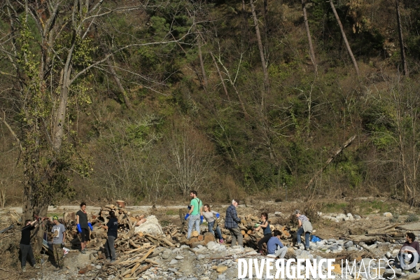Chantier solidaire dans la vallée de la Roya. Une fois par semaine ,Emmaus Roya organise un chantier solidaire avec des compagnons et des benevoles pour reconstruire la vallée de la Roya dévastée par les inondations dues à la tempête Alex du 2/10/20