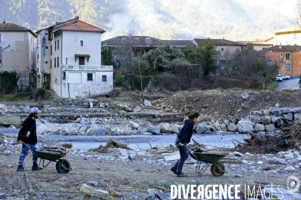 Chantier solidaire dans la vallée de la Roya. Une fois par semaine ,Emmaus Roya organise un chantier solidaire avec des compagnons et des benevoles pour reconstruire la vallée de la Roya dévastée par les inondations dues à la tempête Alex du 2/10/20