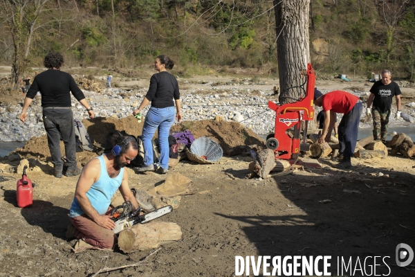 Chantier solidaire dans la vallée de la Roya. Une fois par semaine ,Emmaus Roya organise un chantier solidaire avec des compagnons et des benevoles pour reconstruire la vallée de la Roya dévastée par les inondations dues à la tempête Alex du 2/10/20