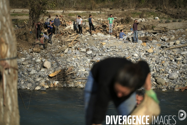 Chantier solidaire dans la vallée de la Roya. Une fois par semaine ,Emmaus Roya organise un chantier solidaire avec des compagnons et des benevoles pour reconstruire la vallée de la Roya dévastée par les inondations dues à la tempête Alex du 2/10/20