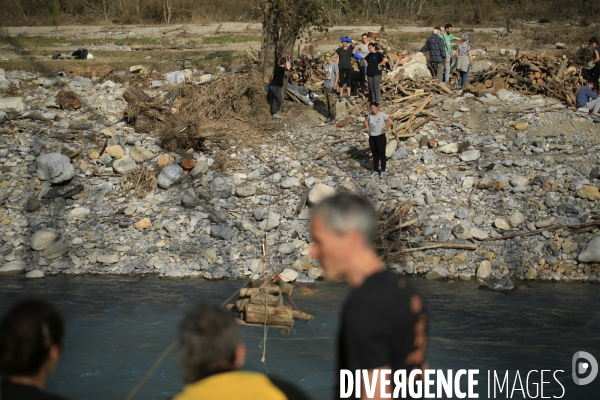 Chantier solidaire dans la vallée de la Roya. Une fois par semaine ,Emmaus Roya organise un chantier solidaire avec des compagnons et des benevoles pour reconstruire la vallée de la Roya dévastée par les inondations dues à la tempête Alex du 2/10/20
