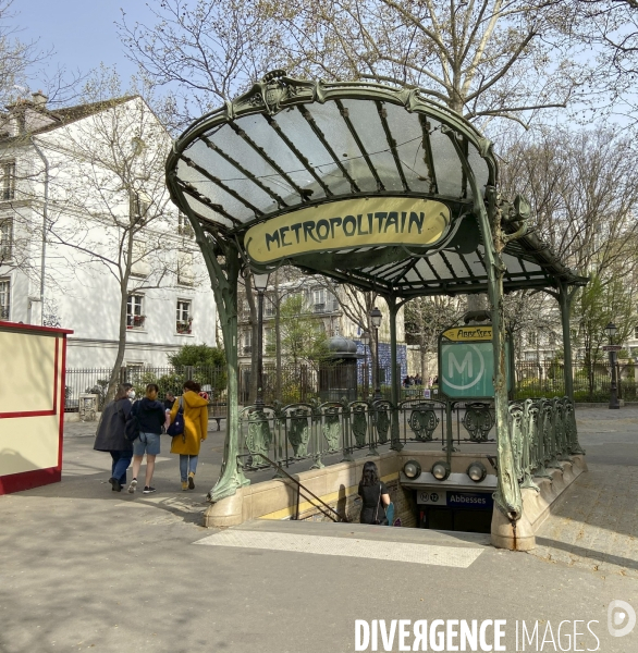 Station de metro abbesses dessinee par guimard