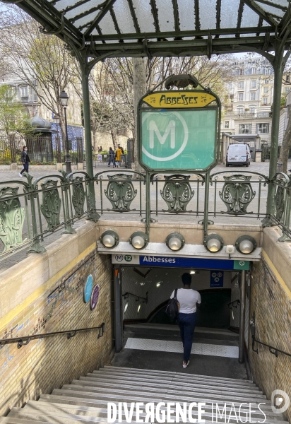 Station de metro abbesses dessinee par guimard