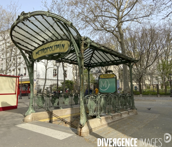 Station de metro abbesses dessinee par guimard