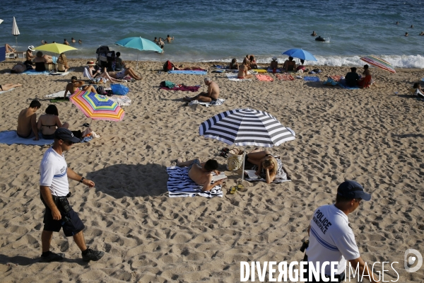Cannes le 12/07/2018 Des policiers municipaux de la brigade des plages patrouillent sur le littoral le long du Boulevard du Midi. Ils sont chargés en outre de faire respecter l arreté reglementant la consommation de narguilé sur les lieux publics.Arré