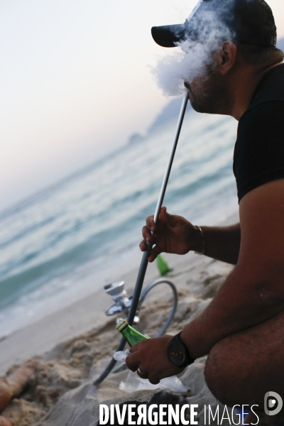 Cannes le 12/07/2018  Arrété municipal relatif à l utilisation et la consommation de narguilé dans l espace publique durant l étè 2018 sur la commune de Cannes . Un groupe de 3 personnes  ignorant cet arreté avec une chicha sur une plage de Cannes