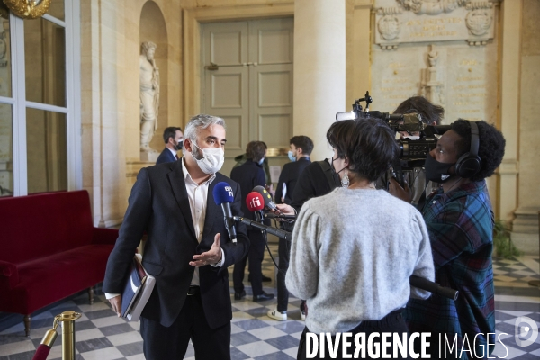 Olivier Falorni presente la proposition de loi pour une fin de vie libre et choisie
