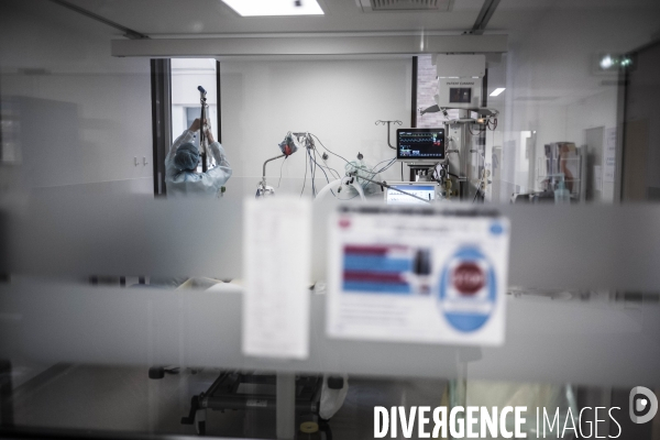 Service de réanimation à l hopital Saint-Louis.